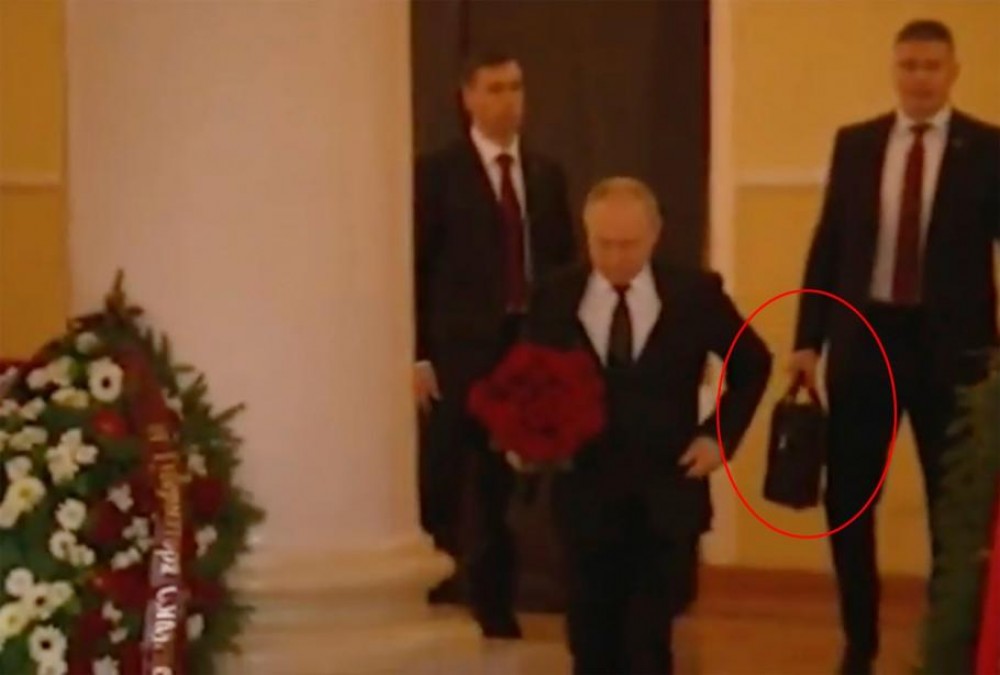 Putin şi-a adus „servieta nucleară” la înmormântarea lui Jirinovski? Acesta dezvăluise data exactă a invadării Ucrainei